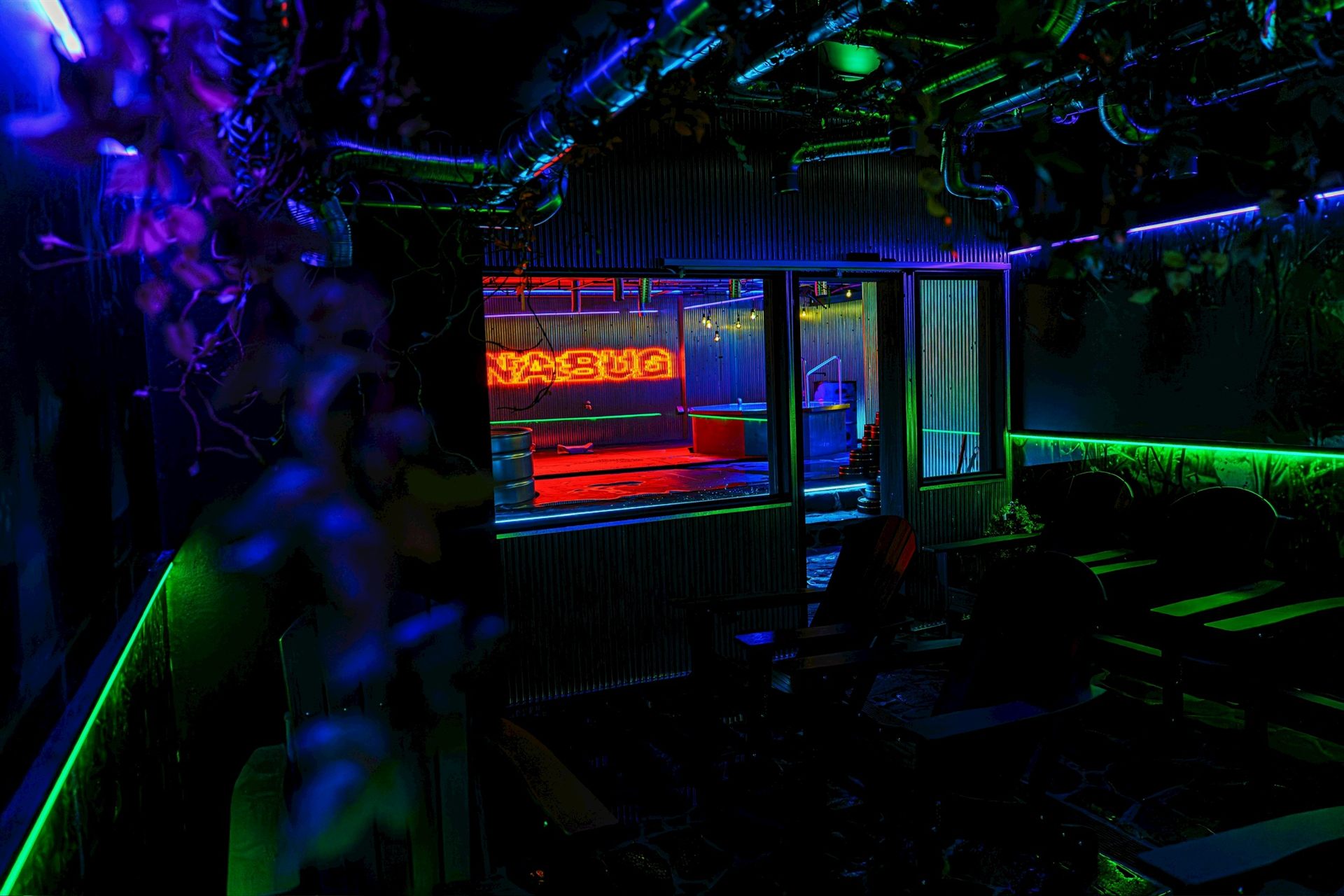 サウナ施設SAUNA BUGの空間を彩るLEDネオン照明